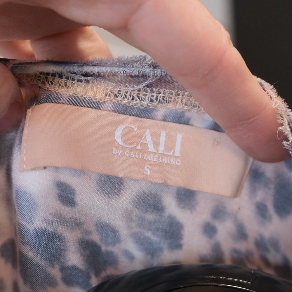 Cali by Cali Dreaming Silk V Neck leopard print Blouse Size Small - Picture 4 of 4